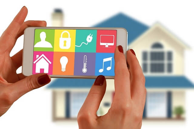 Ikony aplikacji smart home, w tle dom