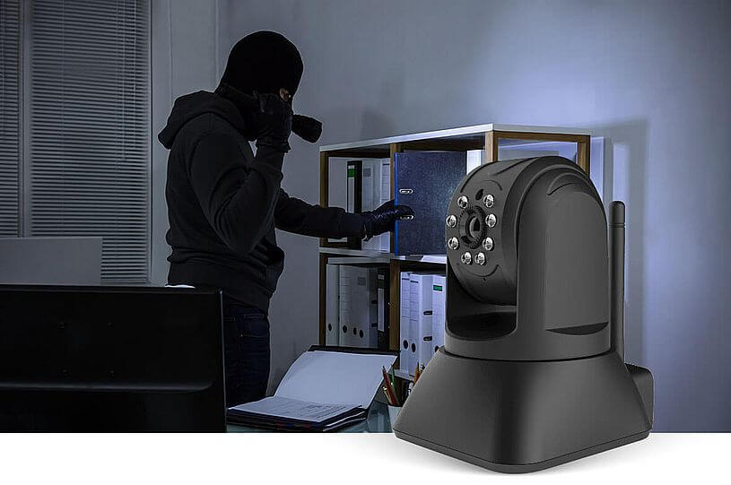 Kamery wewnętrzne do monitoringu domu, czyli złodziej przeszukujący pomieszczenie biurowe i kamera internetowa BD.03 na biurku