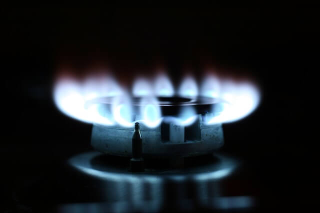 palnik od kuchenki gazowej z palącym się ogniem